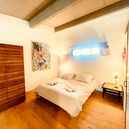 Chez Babou D'artistes Avec Piscine, Parking